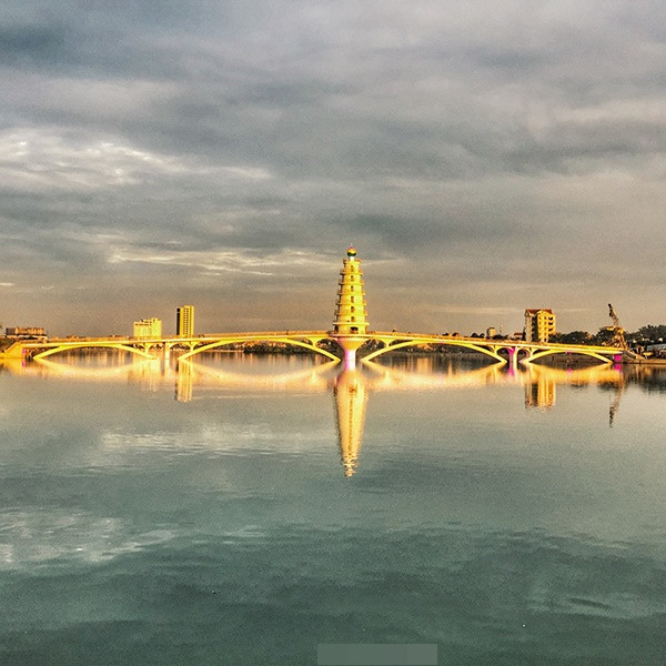 Gần đây, cầu đi bộ ở Phú Thọ đang "gây sốt" cộng đồng mạng với thiết kế đẹp, lạ dù phải đến tháng 10/2019, cây cầu mới hoàn thành.