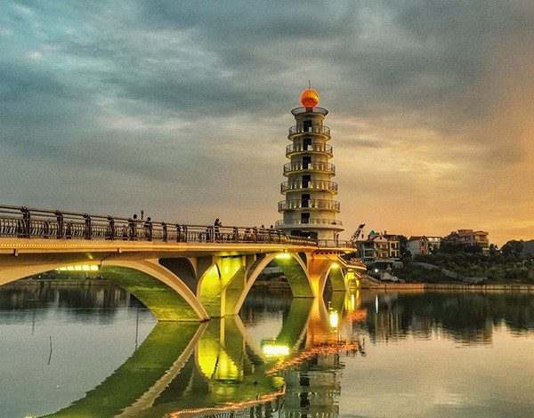 Theo đúng thiết kế, cầu đi bộ bắc qua hồ Đầm Cả, với kiến trúc lạ mắt và hệ thống đèn trang trí đồng bộ khiến nhiều người trầm trồ.