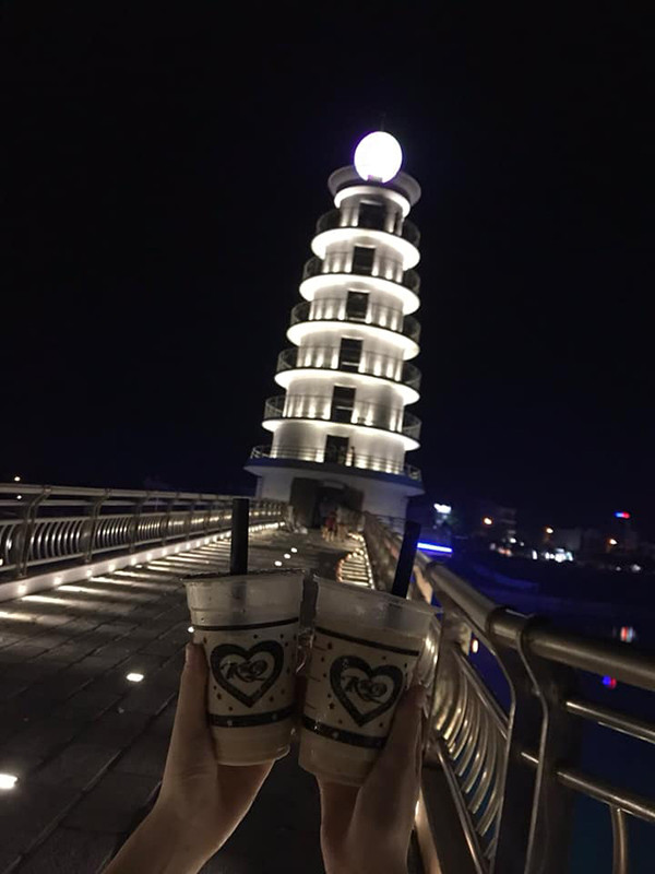 Tài khoản N.D bình luận: "Vừa mới đến xong và đẹp lung linh thật các bác ạ. Chưa xây xong đâu nhưng khung cảnh và tháp đã đẹp lắm rồi, giống mấy phim tiên cảnh của Trung Quốc ấy".