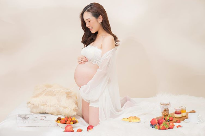 Nhan sắc của con gái Minh Nhựa cũng nhận được nhiều lời khen rằng không thay đổi so với hồi còn con gái, thậm chí còn xinh đẹp hơn.