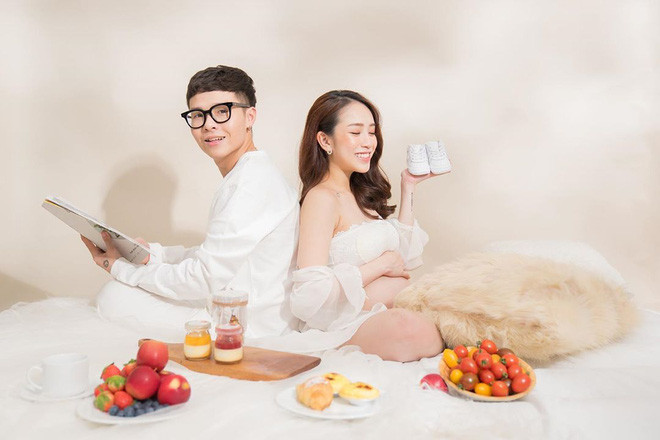 Không lâu sau đám cưới, ái nữ nhà Minh Nhựa thông báo đã mang bầu đồng thời phủ nhận thông tin "ăn cơm trước kẻng".