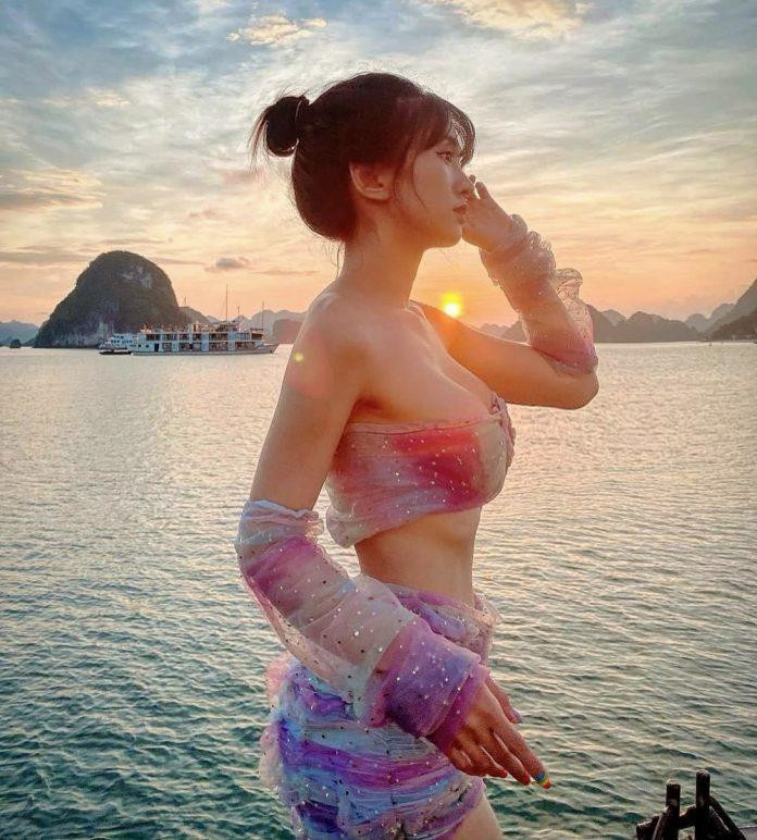 Cô nàng từng rất chăm chỉ diện những trang phục phô diễn đường cong cơ thể, đôi lúc còn hơi...dung tục.