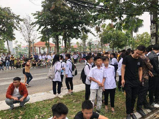 Người dùng Facebook có tên P.T bình luận: "Chẳng hiểu sao đi tù mà được chào đón cứ như lãnh tụ về làng thế này. Thích mấy thằng cờ bạc, gái gú như thằng Khá Bảnh này thì thế hệ các em học sinh sẽ đi về đâu?", đồng tình, G.H.T nói: "Học thì không đi, tụ tập bên ngoài toà án chờ cái thằng nghiện ngập, hút trích. Đúng là càng ngày không hiểu các em nghĩ gì". Trái lại, một người có tên K.L bày tỏ: "Chắc tò mò đến xem dân giang hồ thế nào thôi chứ hâm mộ gì cái bọn này".
