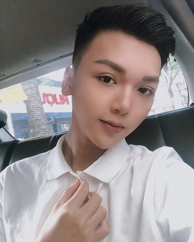 Khác với gương mặt bầu bĩnh thưở xưa, Long Bi hiện tại lại có khuôn mặt nhọn hoắt, mắt 2 mí và chiếc mũi thon gọn dù sắc sảo hơn nhưng dân mạng vẫn chưa quen với bề ngoài mới mẻ này.