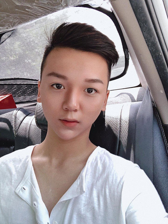 Cùng với nhóm hot teen của mình lúc đó là vào năm 2017, Long Bi cũng nổi tiếng không kém cạnh gì, trang cá nhân của Long thu về một lượng lớn người theo dõi.