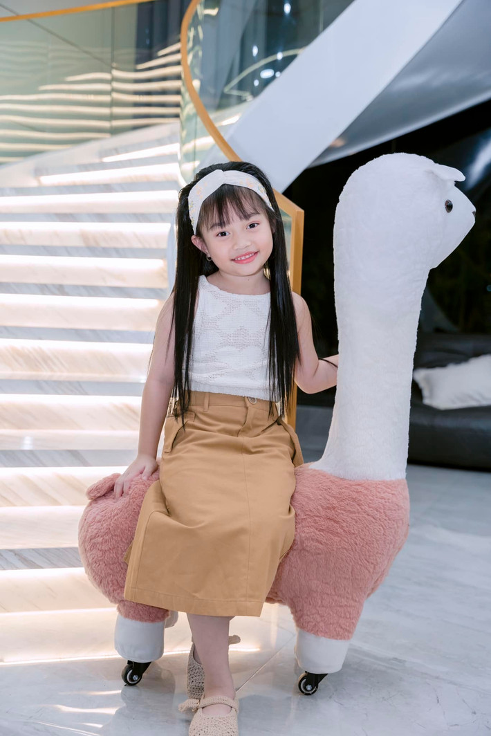 Thường gọi con là Bảo Nhi, thế nhưng tên thật của bé là Lê Quỳnh Khả Di - cái tên được ghép từ họ "Lê" của bố, tên đệm "Quỳnh" là tên của mẹ.