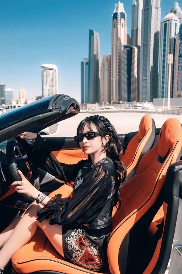 Cô có cuộc sống thượng lưu vô cùng sang chảnh khi thường xuyên đi du lịch đến những điểm đắt đỏ, ngồi trong xe sang tiền ty, cùng với bộ cánh khoác lên người đến từ những thương hiệu xa xỉ trên thế giới.