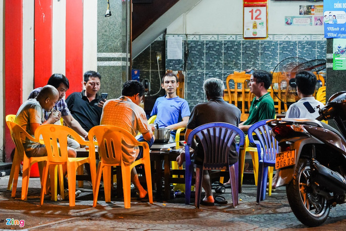 Tại buổi họp Ban chỉ đạo phòng, chống COVID-19 TP.HCM chiều 17/4, Phó chủ tịch UBND TP.HCM Ngô Minh Châu cho biết tình trạng vi phạm lệnh giãn cách xã hội bắt đầu xuất hiện khi một số hàng quán cà phê có dấu hiệu mở cửa trở lại. Còn trên vỉa hè, nhiều nhóm tụ tập ăn nhậu tự phát cũng xuất hiện.