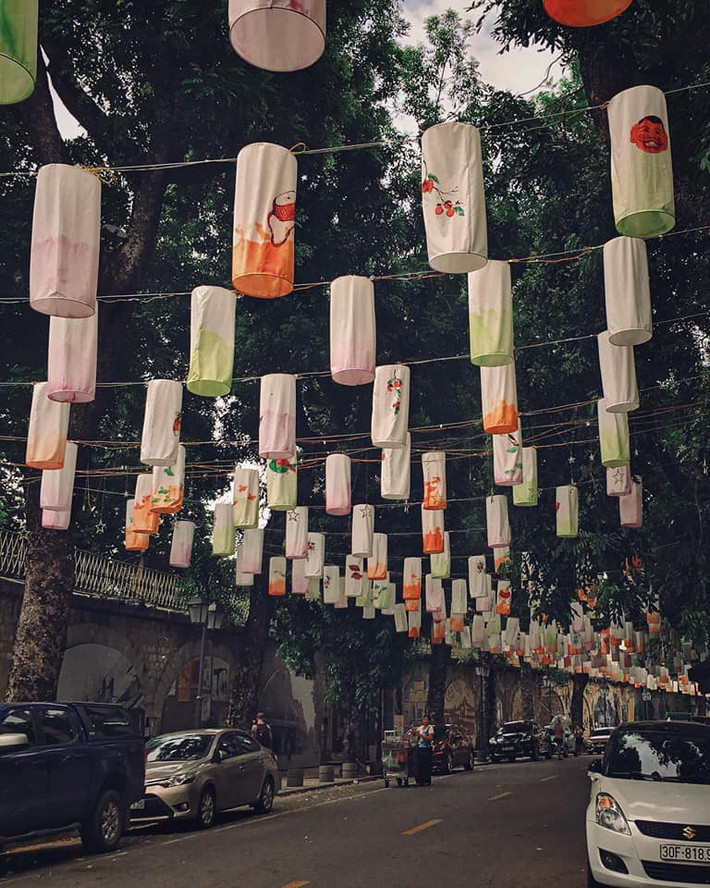 Phố bích họa Phùng Hưng đẹp lạ thường với chiếc đèn lồng Trung thu.