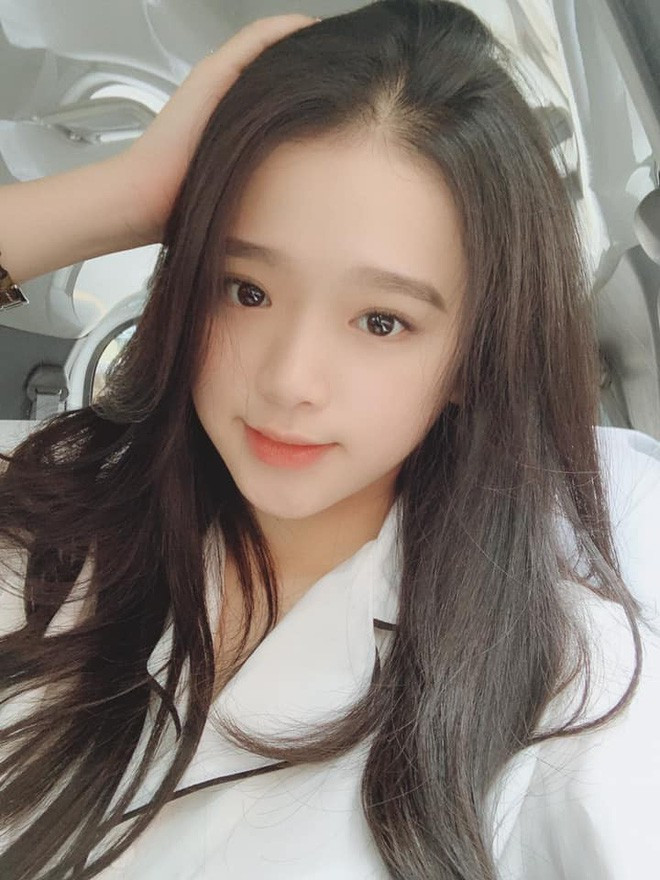 Linh Ka là cái tên không thể thiếu trong danh sách những hot girl đi lên nhờ phát ngôn gây sốc. Cô nàng từng phải lên tiếng xin lỗi về câu nói: "Điểm đâu quan trọng, bây giờ có thể mua được điểm cấp và điểm đại học mà". Ảnh: tiin.vn