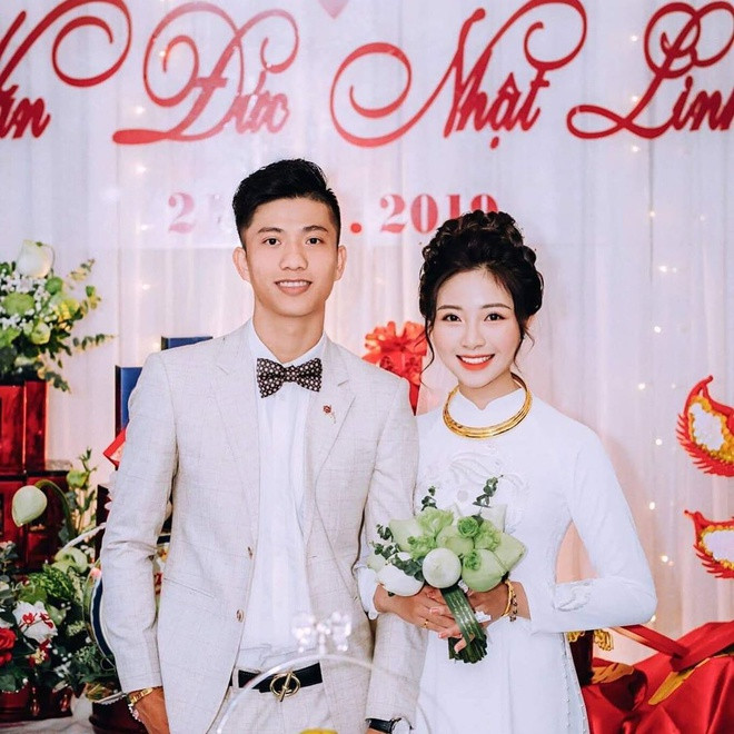 Bên cạnh Duy Mạnh, Phan Văn Đức cũng là cầu thủ sắp "theo vợ bỏ cuộc chơi". Đám hỏi của anh và "hot girl mầm non" Võ Nhật Linh đã được tổ chức vào giữa tháng 12 vừa qua, lễ cưới sẽ được tiến hành vào đúng mùng 6 tết âm lịch.