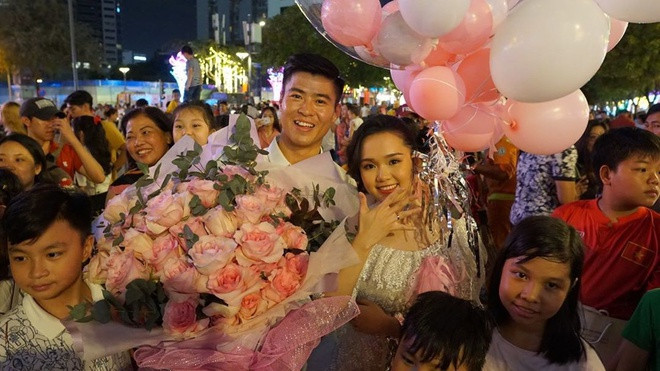 Trước đó, vào ngày 1/1, Duy Mạnh đã cầu hôn bạn gái cực lãng mạn tại phố đi bộ Nguyễn Huệ, TP HCM. Chỉ vài ngày sau đó, cặp đôi đã trở về Hà Nội và nhanh chóng đi thực hiện bộ ảnh cưới phong cách Hàn Quốc khiến ai cũng phải trầm trồ tán thưởng.