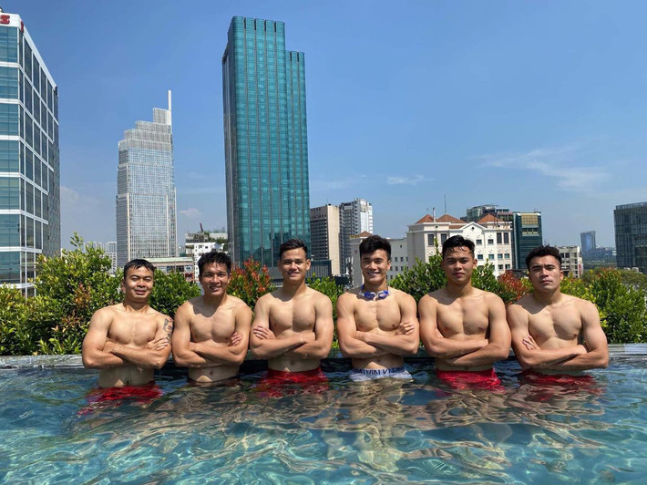 Đức Chiến sở hữu thân hình vạm vỡ, khoe dáng cùng đồng đội tại TP HCM trước khi lên đường sang Philippines dự SEA Games 30.