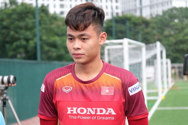 Nguyễn Đức Chiến (sinh năm 1998, Hải Dương) được mệnh danh là "người sắt" của U22 Việt Nam bởi khả năng chơi bóng cứng, phòng ngự chắc chắn và ít bị đau mỗi sau những pha va chạm. Anh được HLV Park Hang-seo tin tưởng trao băng thủ quân trong đợt tập trung vào hồi tháng 9 vừa qua để chuẩn bị cho SEA Games 30.