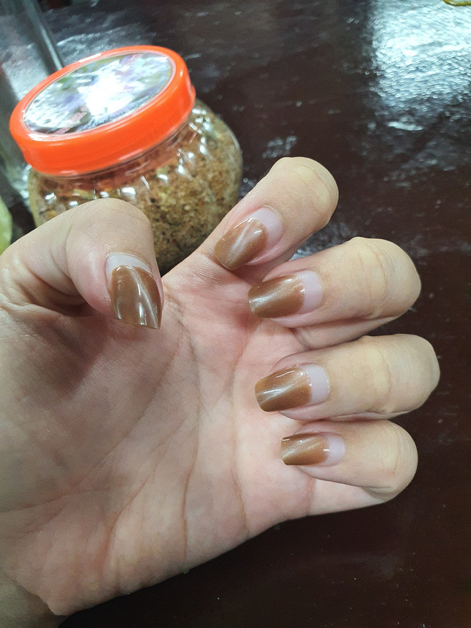 Những bộ móng tay mọc dài, phần sơn nham nhở khiến ai nhìn cũng phải bật cười.
