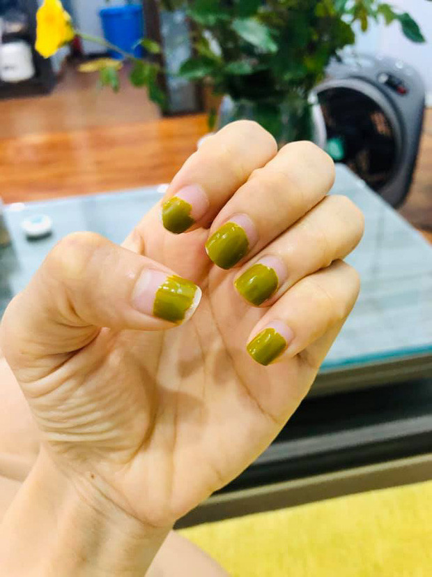 Do ảnh hưởng của dịch COVID-19 nên nhiều hàng quán không thiết yếu đóng cửa khiến hội chị em "điên đầu" vì không tìm được quán sơn, sửa móng tay, chân. Chính lẽ đó mà mới đây trên mạng xã hội xuất hiện trào lưu khoe móng tay nham nhở mùa dịch cực hài hước.