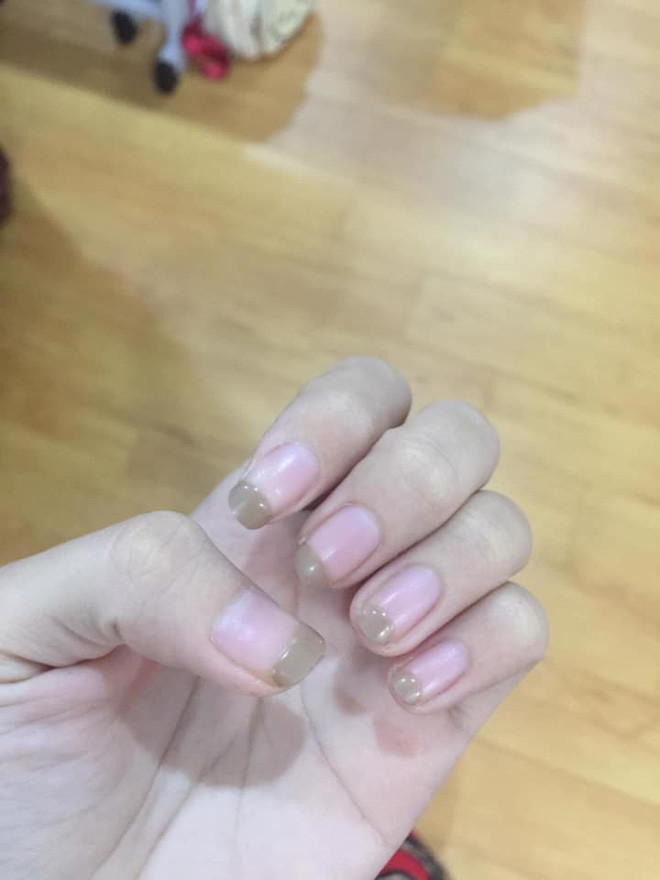 "Ở nhà rảnh quá cái gì cũng thành trào lưu được, nhưng công nhận không làm được bộ móng trông ngứa ngáy thật", "Tự làm móng ở nhà đi nhìn không chịu nổi" - Hội chị em móng xấu hài hước bình luận.