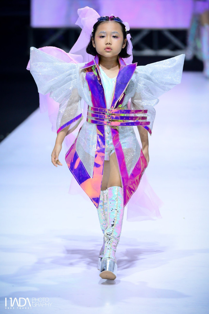 Được biết, Khánh An được mẹ cho đi học catwalk từ khi còn nhỏ, chính bởi được đào tạo chuyên nghiệp nên cách sải chân trên sàn diễn hay biểu cảm của cô bé đều cực kỳ xuất sắc.