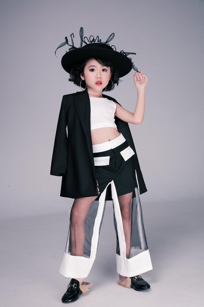 Với trình độ catwalk chuyên nghiệp, Khánh Anh từng giành giải trong cuộc thi Prince & Princess International tại Phuket, Thái Lan