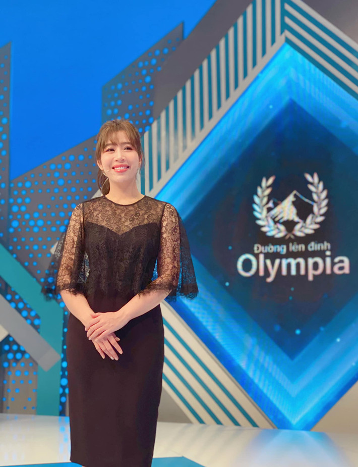 Nữ BTV Nguyễn Diệp Chi cũng gợi ý một số loại rau, củ, quả có thể ép thành nước uống hàng ngày rất tốt. Để làm ra những cốc nước ép rau củ quả sạch, Diệp Chi thường chọn cần tây, cải xoăn, cải bó xôi, cải xoong, xà lách, súp lơ xanh, rau má, táo, dứa, bí xanh, dưa chuột, cà rốt...