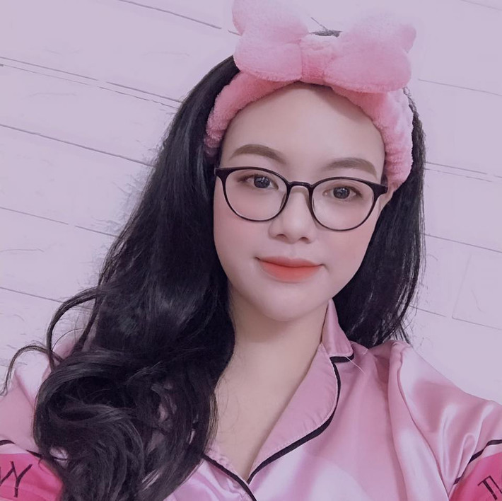 Chỉ mất ít phút, dân mạng đã tìm ra info của cô gái áo xanh nõn chuối dũng cảm kia. Cô nàng được biết với biệt danh B.B, sinh sống và làm việc tại Hà Nội.