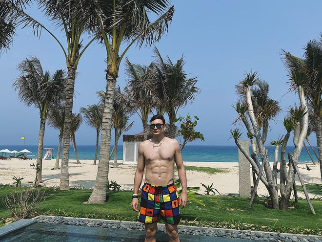 Trên trang cá nhân, Văn Lâm check-in một resort cao cấp tại Nha Trang. Thủ thành Việt kiều cũng khiến hội chị em thích thú khi khoe hình thể cường tráng.