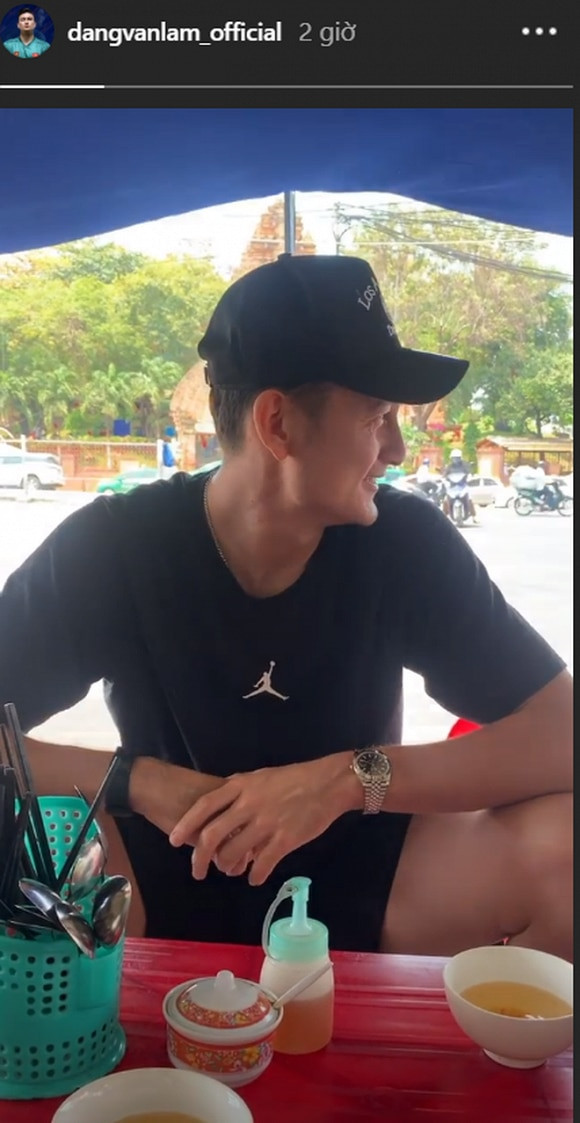 Sau 4 vòng đấu, Thai League 2020 đã phải tạm dừng vì dịch Covid-19 diễn biến phức tạp. Tranh thủ thời gian nghỉ ngơi hiếm hoi, Đặng Văn Lâm đã trở về Việt Nam.