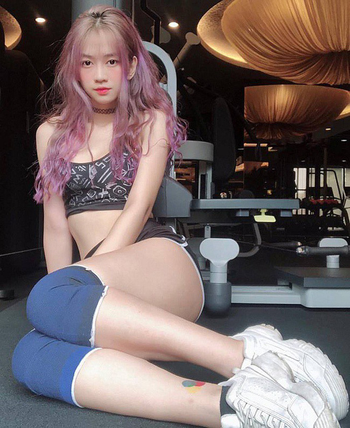 Nhờ vào gương mặt xinh đẹp và vóc dáng chuẩn chỉnh, những cơ hội nghề nghiệp đã mở ra nhiều hơn với cô nàng hot girl này, và mẫu ảnh là một trong số đó. Đây cũng là công việc mà Lê Bống yêu thích và gắn bó với nó từ khá lâu.
