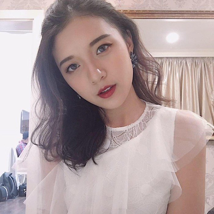 Không phải là chuyên ngành của mình nhưng cô sinh viên Hà Nội Vũ Phương Thảo từng là MC của nhiều chương trình như "Chuyện đêm muộn", "Mỗi ngày một niềm vui", "Sinh ra từ làng"... Không có chiều cao nổi trội nhưng Phương Thảo ghi điểm bởi gương mặt xinh đẹp.