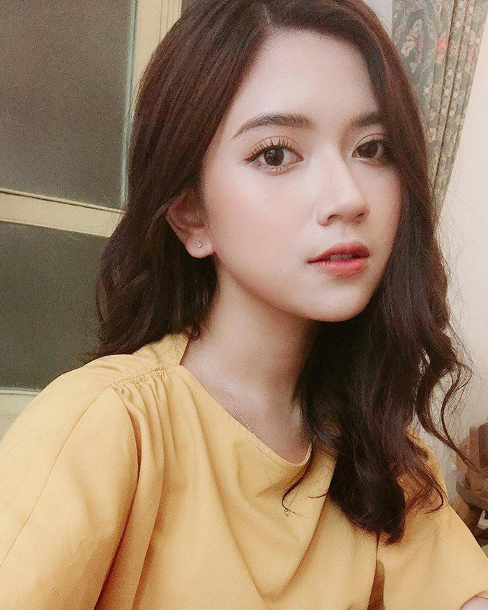 MC 9X Nguyễn Thu Phương sinh năm 1995, là cựu học sinh trường THPT Chuyên Hà Nội - Amsterdam. Cô tạo thiện cảm với người đối diện bởi gương mặt xinh xắn với đôi mắt to tròn.