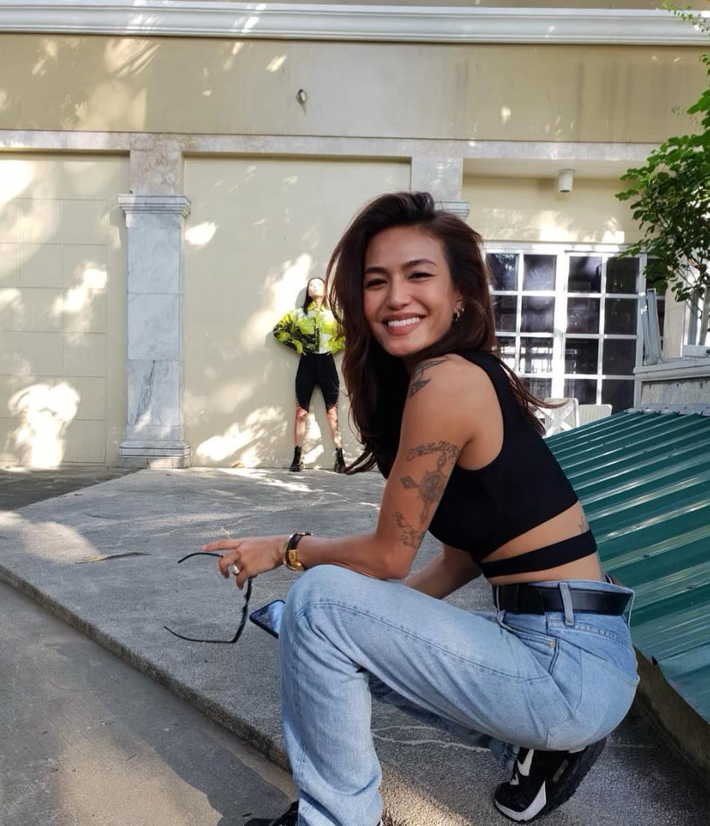 Em trai nổi tiếng tại SEA Games 2019 nên Samantha Richelle, người chị gái cùng cha khác mẹ của Faiq cũng bất ngờ được truyền thông Đông Nam Á chú ý nhờ vẻ ngoài xinh đẹp và cuộc sống vô cùng sang chảnh của cô.