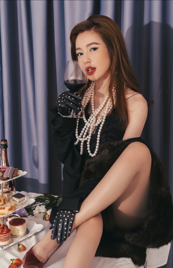 Mới đây, trên trang cá nhân, Elly Trần chia sẻ dòng trạng thái khá dài thể hiện quan điểm về việc con gái có nên uống rượu bia hay không? Sau khi đăng tải, bài viết của hot girl 8X nhanh chóng thu hút chú ý của CĐM, đặc biệt là hội chị em.
