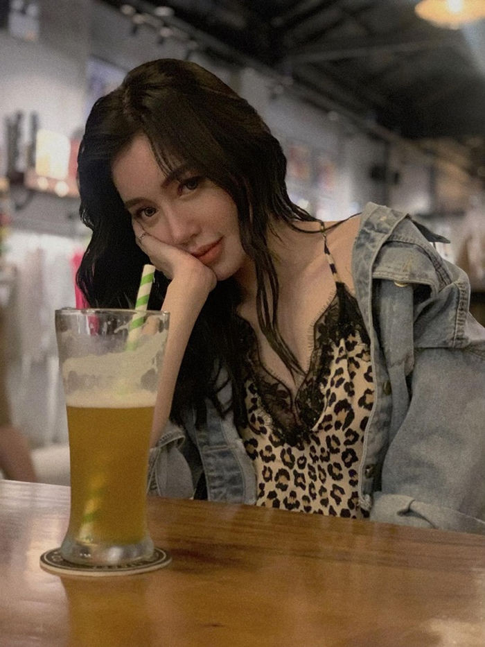 Theo đó, hot girl Elly Trần chia sẻ về việc nhận thấy thời hiện đại nhưng nhiều bậc phụ huynh vẫn dị ứng khi thấy con gái cầm ly rượu chúc tụng. Hot girl này nhớ lại năm 22 tuổi từng bị mẹ "gào lên thống thiết" khi bắt gặp cô ngồi uống rượu cùng anh trai sau khi trở về từ chuyến đi xa. Kể từ lần đó cô quyết định không để bố mẹ nhìn thấy mình cầm bia rượu.