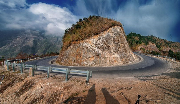 Đèo Ô Quy Hồ (Lai Châu-Lào Cai) giữ kỷ lục về độ dài tại vùng núi Tây Bắc với chiều dài 50km. Nơi đây quanh năm sương giăng bao phủ, khung cảnh đẹp tựa tiên cảnh. Vào những ngày nhiệt độ xuống thấp, đỉnh đèo có thể phủ kín băng tuyết.