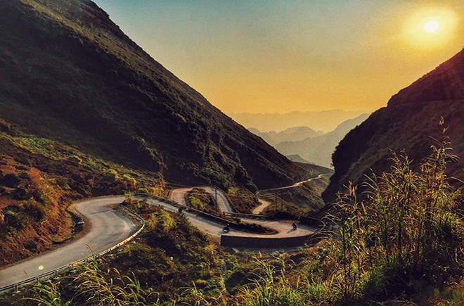 Đèo Mã Phục nằm cách thành phố Cao Bằng khoảng 20 km về phía Đông. Đường đèo quanh co uốn lượn theo triền núi đá vôi, được ví như vật báu trời ban của mảnh đất Cao Bằng.