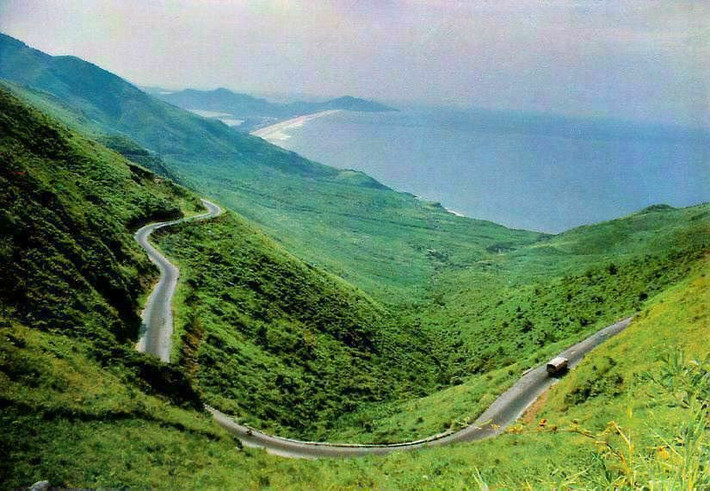 Đèo Pha Đin (Điện Biên) sở hữu địa hình với một bên là vách đá dựng đứng, một bên là vực sâu cùng vô số các khúc cua dốc. Đây là lý do khiến nơi này được mệnh danh là một trong những đường đèo nguy hiểm nhất vùng Tây Bắc.