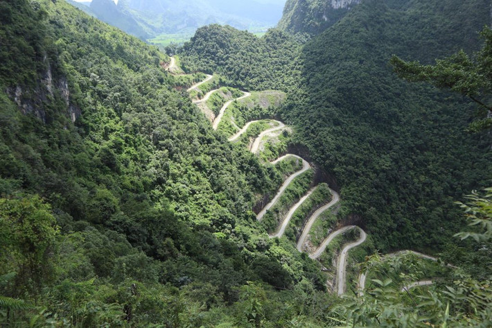 Bên cạnh đèo Mã Phục, đèo Mẻ Pía sở hữu cung đường hiểm trở không kém ở Cao Bằng. 14 tầng của con đèo là 14 khúc cua gấp và dựng đứng, hai bên là núi cao trùng điệp. Do địa hình hiểm trở, du khách không nên di chuyển tới đây vào buổi tối bởi dễ xảy ra tai nạn, tầm nhìn hạn chế, khó kiểm soát tình huống liên quan tới tốc độ