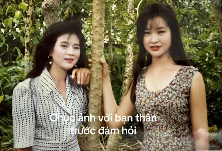 Chụp ảnh với bạn thân trước đám hỏi. Nếu không phải nước ảnh có phần mờ ảo thì nhiều người không nghĩ những tấm ảnh này được chụp năm 90 của thế kỷ trước.
