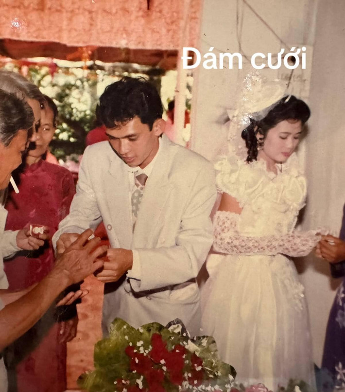 Cặp đôi thực hiện những nghi lễ truyền thống.