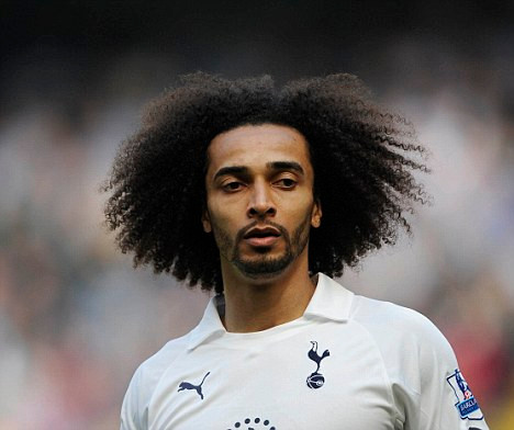 Benoit Assou Ekotto đã 8 năm chơi cho Tottenham.Dù nằm trong danh sách thanh lý nhưng Benoit Assou-Ekotto không chịu giảm lương để ra đi, nhất quyết ở lại White Hart Lane để nhận mức lương 40 nghìn bảng/tuần.