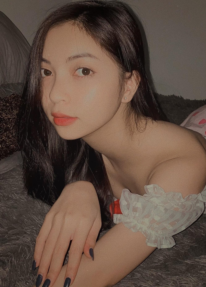 Cô nàng từng đăng tải những hình ảnh tâm trạng kèm những dòng trạng thái được nhiều người cho là khó đoán được cảm xúc. Nguồn ảnh: FBNV