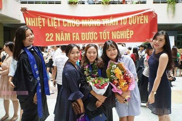 Hội bạn thân quả là có tâm khi chuẩn bị cả băng-rôn để chúc mừng gái ế bền vững - Ảnh: Tú Quyên