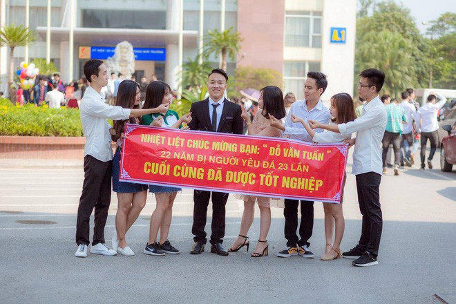 Nhưng những món quà này là rất nhiều công sức của hội bạn thân và cuối cùng họ cũng chỉ mong người bạn của mình sớm có người yêu để niềm vui trọn vẹn hơn mà thôi. - Ảnh: Đỗ Văn Tuấn.