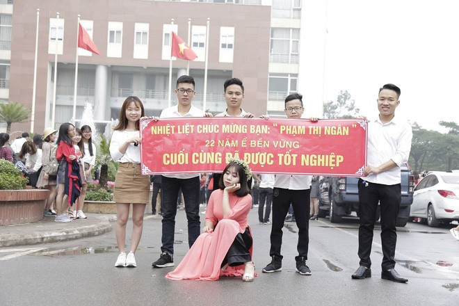 Ế bền vững đã buồn lắm rồi, mà hội bạn thân còn cứ khơi lại. Ảnh: Phạm Thị Ngân