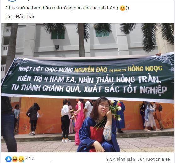 Trong ngày lễ tốt nghiệp trọng đại, nữ sinh này méo mặt vì bị hội bạn thân "bóc phốt" chuyện tình cảm đã ế bốn năm nay. Những cô bạn thân đã làm hẳn tấm băng rôn hoành tráng, đề rõ ràng lời chúc mang đầy tính cà khịa.