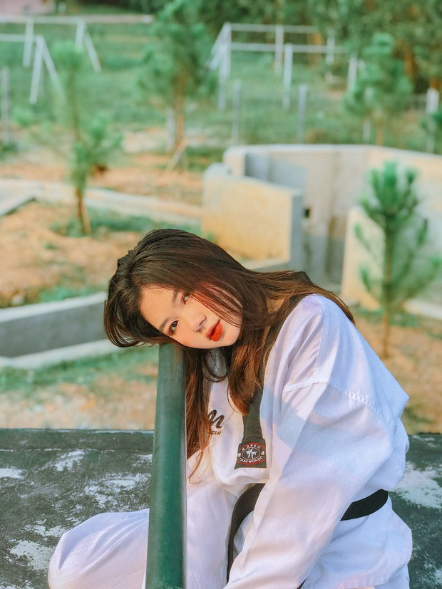 Cô bạn có cái tên đẹp Hồ Thiên Nga đang là sinh viên trường đại học Kinh tế Quốc dân, ngoài ra còn là Trưởng ban Truyền thông - Kỹ thuật CLB Taekwondo của trường.
