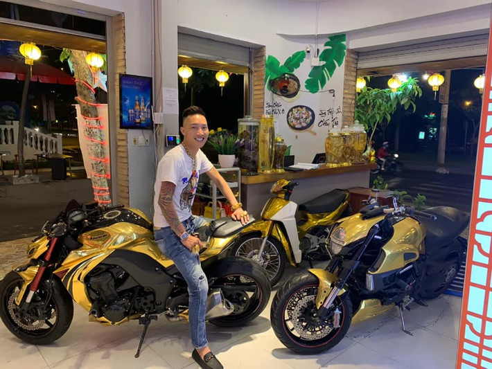 Huấn Hoa Hồng (tên thật: Bùi Xuân Huấn, 35 tuổi, Yên Bái) là hiện tượng giang hồ mạng nổi tiếng với hình ảnh ăn chơi khoe của và ngông nghênh.