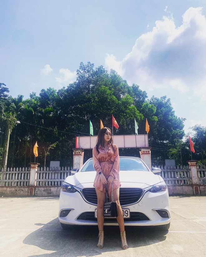 Trên trang cá nhân, Tiêu Vân thường xuyên khoe những hình ảnh hở bạo khoe 3 vòng chuẩn chỉ.