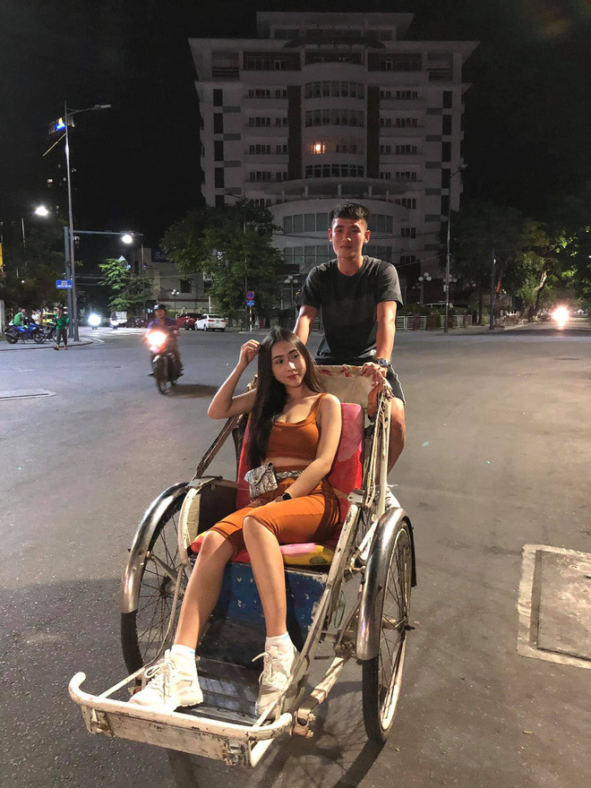 Tháng 6 vừa qua, visual của U23 Việt Nam Huỳnh Tấn Sinh công khai bạn gái trên trang cá nhân. Cùng với bức ảnh chở bạn gái đi chơi bằng xích lô, cầu thủ đăng kèm dòng trạng thái "Ít khi đăng lắm".