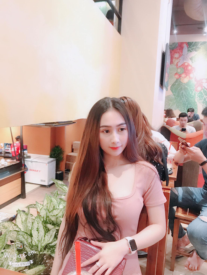 Bạn gái cầu thủ U23 Việt Nam sở hữu nhan sắc xinh đẹp với đôi mắt to, mũi thon gọn mà nước da trắng sứ.